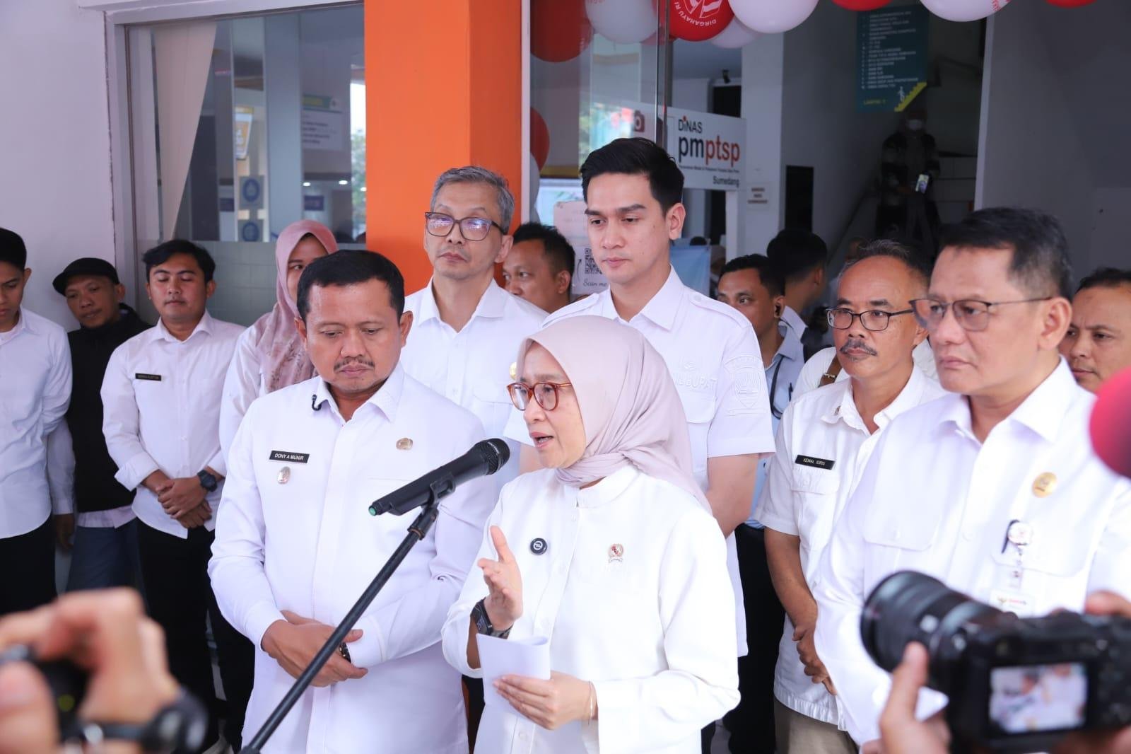Tinjau langsung Gedung MPP Sumedang, Menteri Rini: Fokus Pemerintah Beri Pelayanan Terbaik Bagi Masyarak