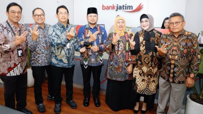 Perkuat Layanan Perbankan, Khofifah Resmikan Kantor Bank Jatim Cabang Balikpapan