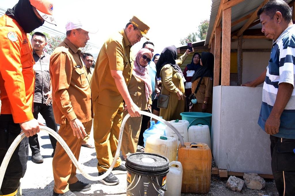 Gubernur Gusnar-Idah Salurkan 3 Bantuan untuk Warga Terdampak Kekeringan di Gorontalo