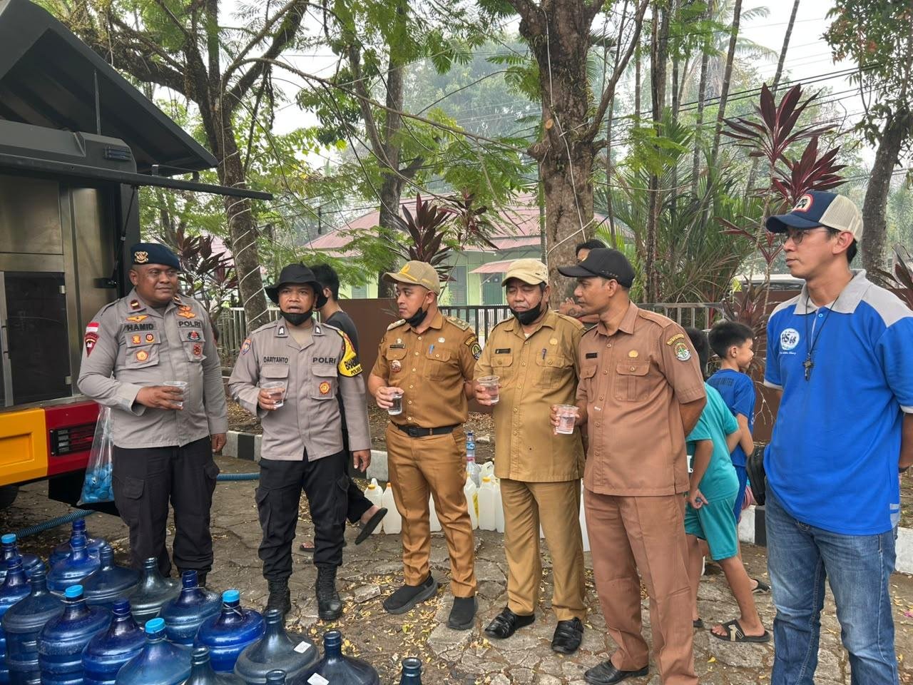 Brimob Polda Kalbar Hadir dengan Mobil Water Treatment 6.000 Liter per Jam untuk Warga Ketapang
