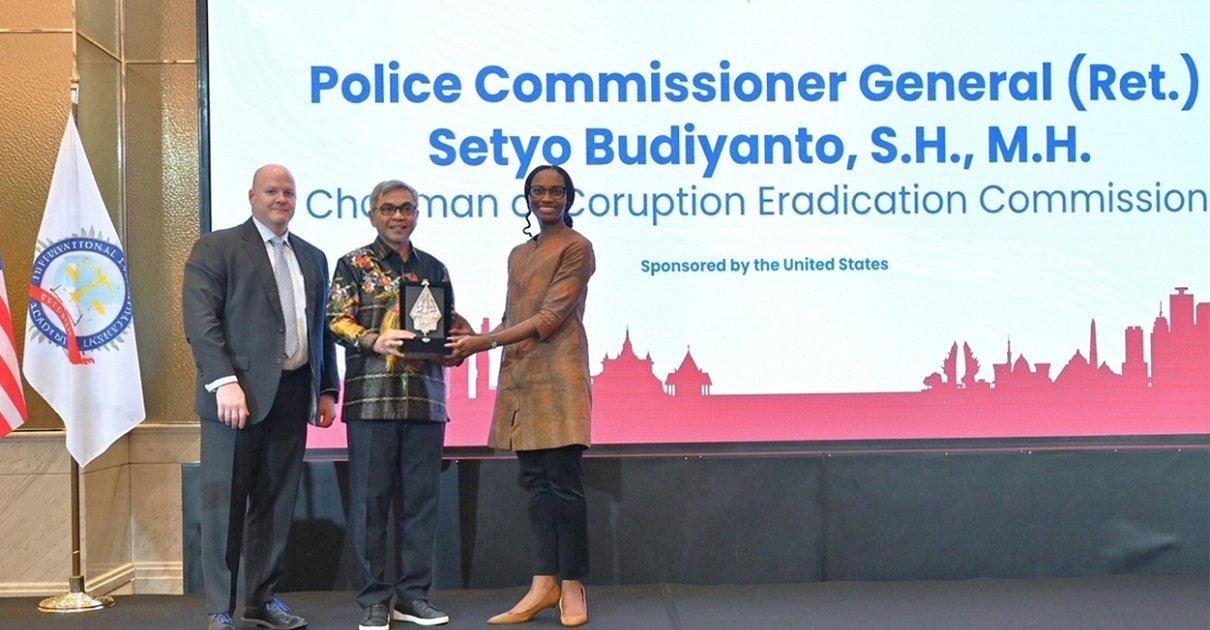 Ketua KPK Setyo Budiyanto Raih Penghargaan Distinguished Alumni dari ILEA Bangkok