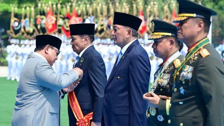 HUT ke-81 TNI, Presiden Prabowo Sematkan Bintang Mahaputera Adipurna kepada Panglima TNI dan Menhan