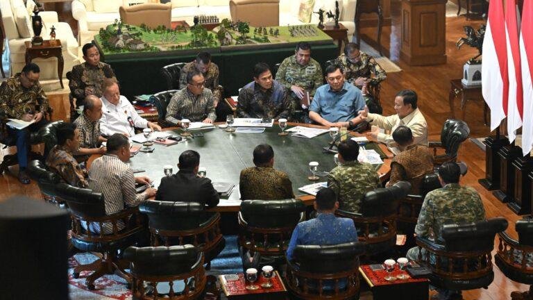 Presiden Prabowo Bahas Penyesuaian Rekrutmen Prajurit TNI dari Suku Dayak Pedalaman    2. Rapat di