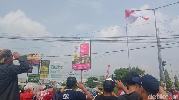 Warga Klaten Gelar Upacara 17 Agustus di Tengah Simpang 4 Jalan Jogja-Solo