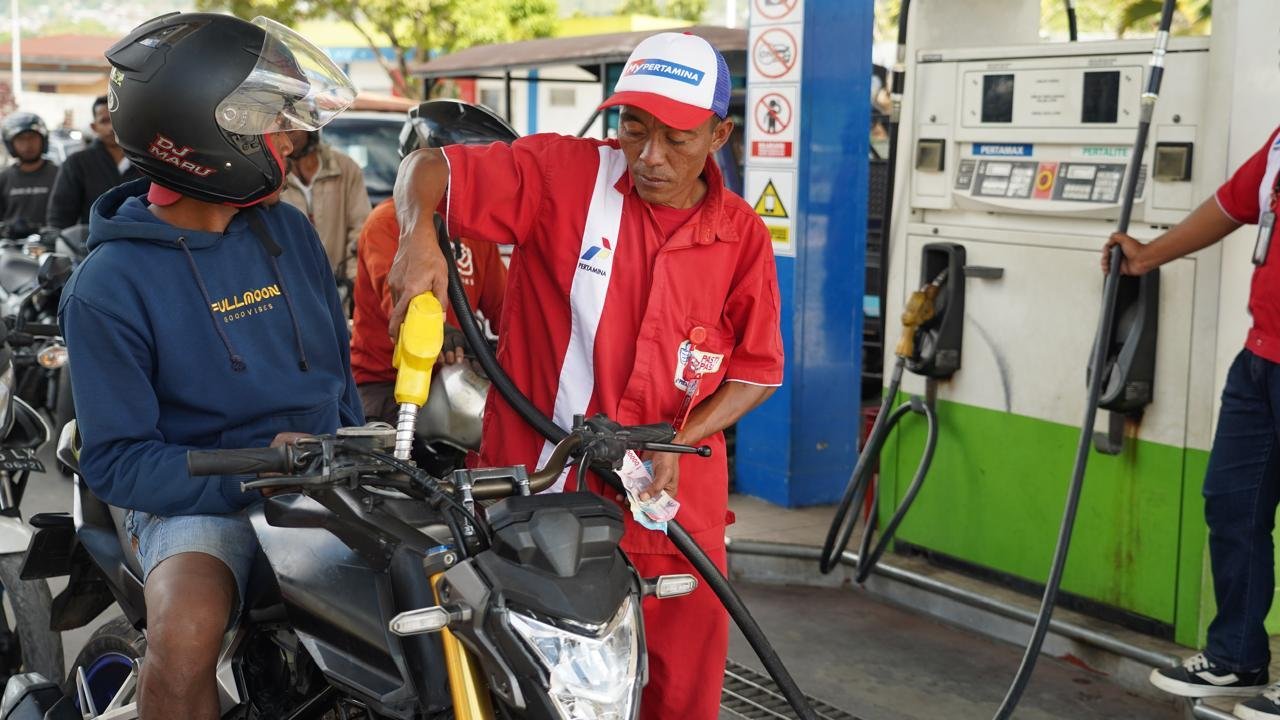 Pahlawan Energi di Tengah Bencana: Operator Pertamina Layani Warga Saat Keluarga Mengungsi