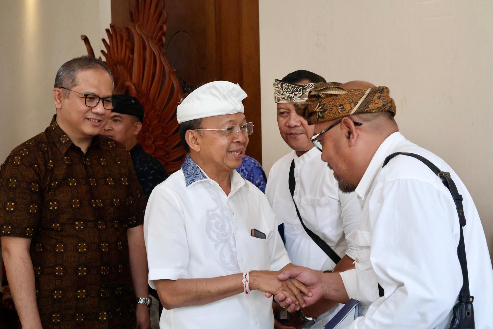 Gubernur Koster Serahkan CSR St Regis untuk Pelestarian Seni dan Budaya Bali